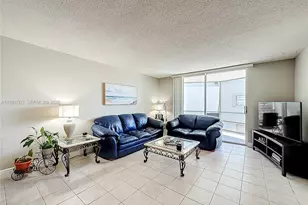 400 SE 10th St, Deerfield Beach, FL 33441 - Photo 4