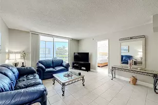 400 SE 10th St, Deerfield Beach, FL 33441 - Photo 2