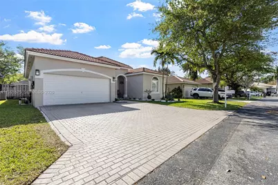 695 SE 30th Dr, Homestead, FL 33033 - Photo 2