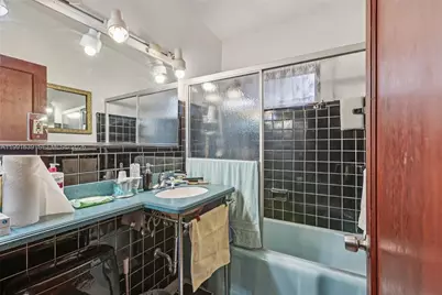 272 W 46th St, Hialeah, FL 33012 - Photo 22