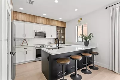 10487 W 34th Ct, Hialeah, FL 33018 - Photo 12