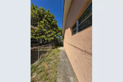 211 SE 10th St, Hallandale Beach, FL 33009 - Photo 26