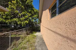 211 SE 10th St, Hallandale Beach, FL 33009 - Photo 26