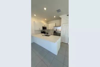 679 SE 13th St Cir, Homestead, FL 33034 - Photo 2