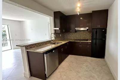 450 W Palm Cir W #207, Pembroke Pines, FL 33025 - Photo 10