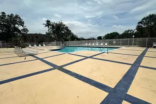 450 W Palm Cir W, Pembroke Pines, FL 33025 - Photo 26