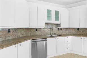 300 South Pointe Dr, Miami Beach, FL 33139 - Photo 20