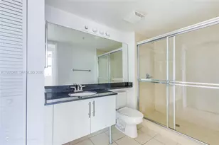 31 SE 5th St, Miami, FL 33131 - Photo 8