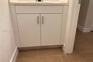 7985 NW 8th St, Miami, FL 33126 - Photo 8