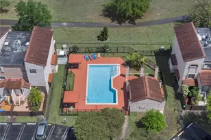 425 W Park Dr, Miami, FL 33172 - Photo 32