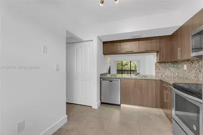 425 W Park Dr #12, Miami, FL 33172 - Photo 10