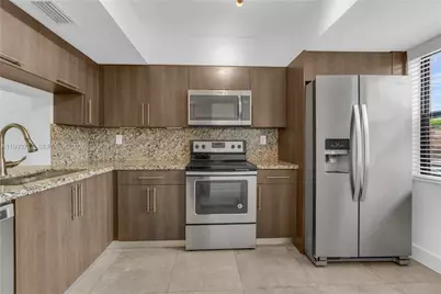 425 W Park Dr #12, Miami, FL 33172 - Photo 8