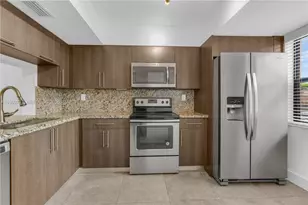 425 W Park Dr, Miami, FL 33172 - Photo 8