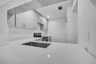 10015 NW 4th St, Pembroke Pines, FL 33024 - Photo 6