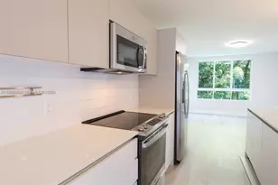 2555 NE 193rd St, Miami, FL 33180 - Photo 2
