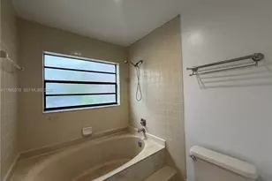 323 Ives Dairy Rd, Miami, FL 33179 - Photo 16