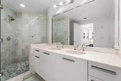 1060 Brickell Ave #2117, Miami, FL 33131 - Photo 10