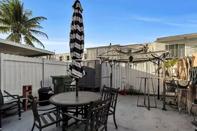 805 W 79th Pl, Hialeah, FL 33014 - Photo 24