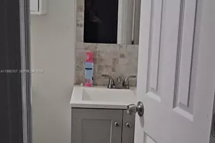 6055 W 19th Ave, Hialeah, FL 33012 - Photo 18