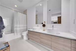 121 NE 34th St, Miami, FL 33137 - Photo 10