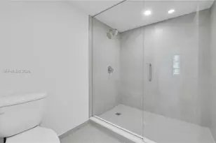 555 NE 34th St, Miami, FL 33137 - Photo 16