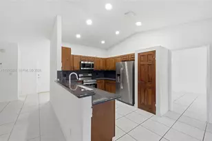 676 NW 107th Ln, Coral Springs, FL 33071 - Photo 6