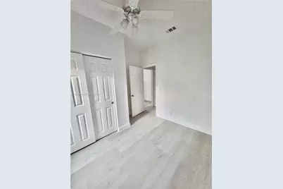 568 SW 3rd St #Left 566, Miami, FL 33130 - Photo 10