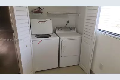 210 E Palm Cir E, Pembroke Pines, FL 33025 - Photo 10