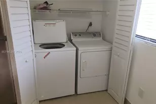 210 E Palm Cir E, Pembroke Pines, FL 33025 - Photo 10