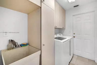 620 W Laurel Ln W, Pembroke Pines, FL 33027 - Photo 32