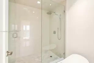 1000 Venetian Way, Miami, FL 33139 - Photo 32