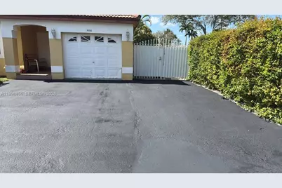 19712 NW 82nd Pl, Hialeah, FL 33015 - Photo 1