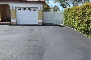 19712 NW 82nd Pl, Hialeah, FL 33015 - Photo 2