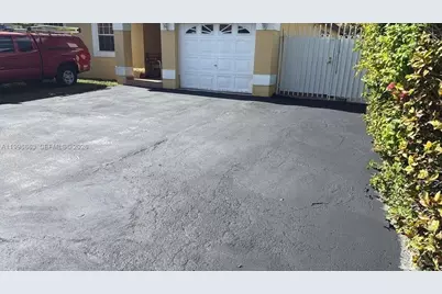 19712 NW 82nd Pl, Hialeah, FL 33015 - Photo 2