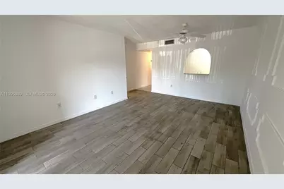 711 N Pine Island Rd #211, Plantation, FL 33324 - Photo 2