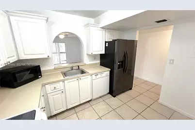 711 N Pine Island Rd #211, Plantation, FL 33324 - Photo 4