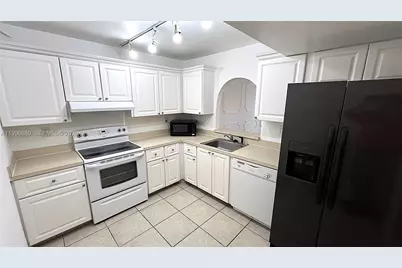 711 N Pine Island Rd #211, Plantation, FL 33324 - Photo 4