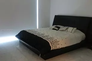 55 SE 6th St, Miami, FL 33131 - Photo 12