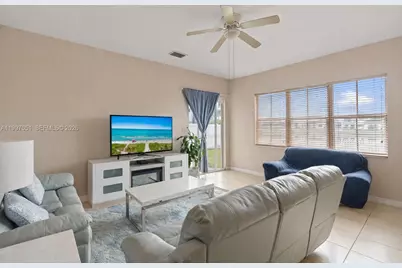 8968 NW 180th Ter, Hialeah, FL 33018 - Photo 6