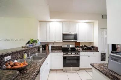 27 Royal Palm Way #102, Boca Raton, FL 33432 - Photo 6