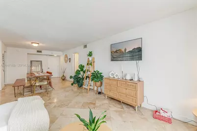 6039 Collins Ave #1607, Miami Beach, FL 33140 - Photo 10