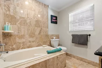 1652 NE 39th St, Oakland Park, FL 33334 - Photo 26