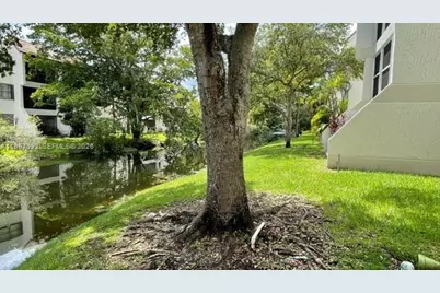 100 Lakeview Dr #103, Weston, FL 33326 - Photo 2