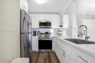 9682 Fontainebleau Blvd, Miami, FL 33172 - Photo 6