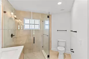 9081 N Lake Park Cir N, Davie, FL 33328 - Photo 14