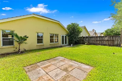 9081 N Lake Park Cir N, Davie, FL 33328 - Photo 24