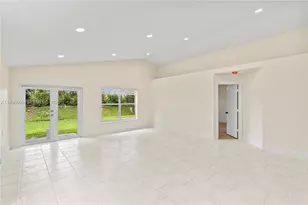 9081 N Lake Park Cir N, Davie, FL 33328 - Photo 4