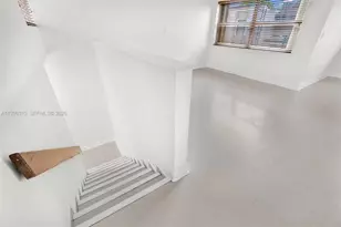 685 W Park Dr, Miami, FL 33172 - Photo 16