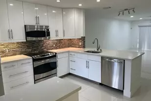 454 Lakeview Dr, Weston, FL 33326 - Photo 2