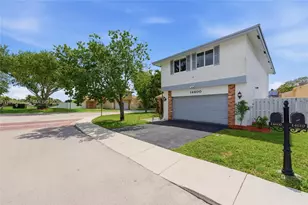 14600 Ashland Pl, Davie, FL 33325 - Photo 2